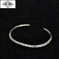 LARRY SMITH BR-0123 Extra Thin Triangle Bangle(Leaf)